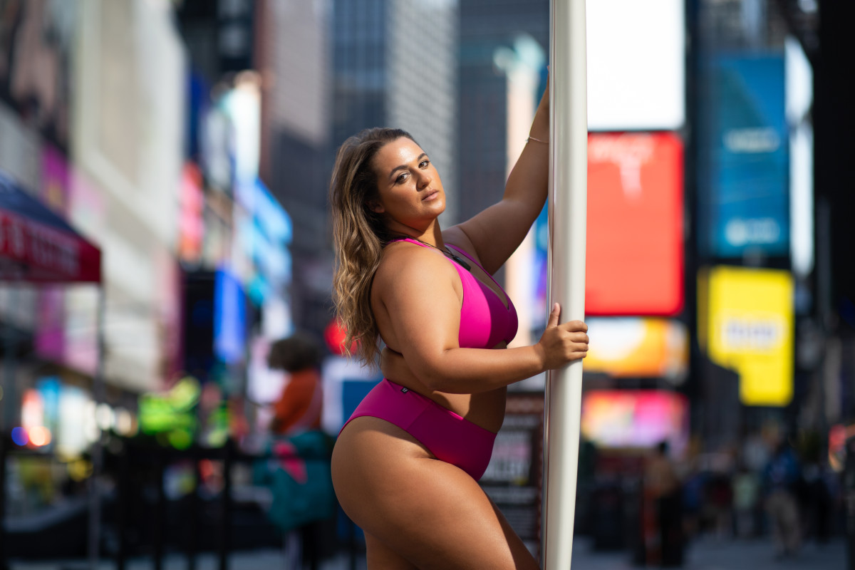 Elizabeth Sneed in Time Square modeling for Jolyn. 